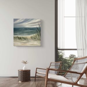 Eļļas glezna ar jūras ainavu un smilšu kāpām zilgani pelēkos toņos interjerā. Māksliniece Ilze Elizabete Romančenko, Elis.Artworks.