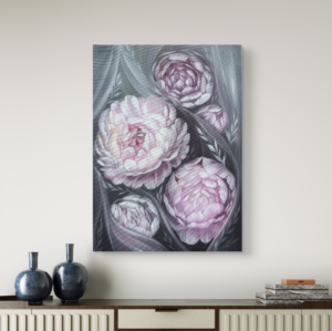 Vertikāla eļļas glezna ar peoniju ziediem pieklusinātos pelēkos, rozā un baltos toņos interjerā. Māksliniece Ilze Elizabete Romančenko, Elis.Artworks.