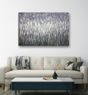 Abstrakta pavasara pļavas eļļas glezna ar krokusiem zilgani violetos un baltos toņos interjerā. Māksliniece Ilze Elizabete Romančenko, Elis.Artworks.