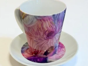 Komplekts “Putniņi” – mazā lattes krūze ar apakštasīti 300ml, 15cm Elis.Artworks glezna ar ziediem un putniem