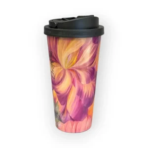 Termo krūze “Saulainie īrisi” 480 ml ar īrisu ziedu gleznas motīvu saulainos dzeltenos, zilajos un violetajos toņos. Elis.Artworks dizains.