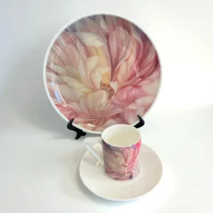 Trauku komplekts - espresso krūzīte un šķīvis ar Elis.Artworks ziedu gleznas motīvu