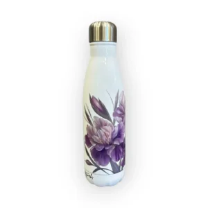Ūdens pudele “Maigie īrisi” 500 ml ar īrisu ziedu gleznas motīvu maigos zilajos, violetajos un pasteļtoņos. Elis.Artworks dizains.