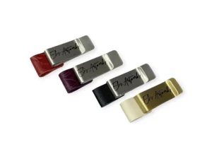 Ērts un parocīgs pildspalvas turētājs plānotājiem, piezīmju grāmatām un kladēm.