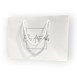 Elegants balts dāvanu maisiņš ar Elis.Artworks logo gleznām, dāvanām un īpašiem pārsteigumiem.