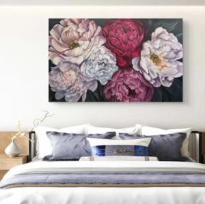 Liela izmēra ziedu eļļas glezna guļamistabas interjerā. Gleznas izmērs 100x160 cm. Māksliniece Ilze Elizabete Romančenko, Elis.Artworks.