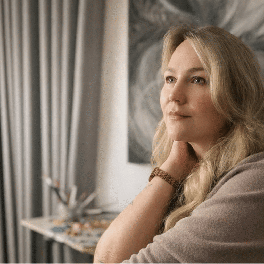 Māksliniece Ilze Elizabete Romančenko savā darbnīcā mierpilnā brīdī. Ikdienas krāsas, radošums un iedvesma Elis.Artworks.