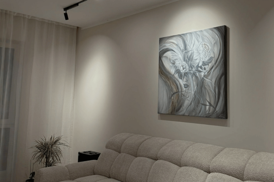 ALT teksts Glezna "Meža feja" mājas interjerā. Oriģināldarbs, ko radījusi māksliniece Ilze Elizabete Romančenko, Elis.Artworks.