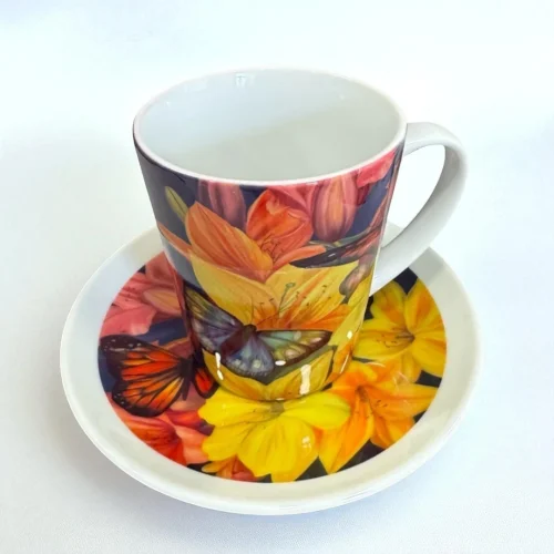 Komplekts “Tauriņi” – mazā lattes krūze ar apakštasīti 300ml, 15cm Elis.Artworks glezna ar ziediem un taureņiem