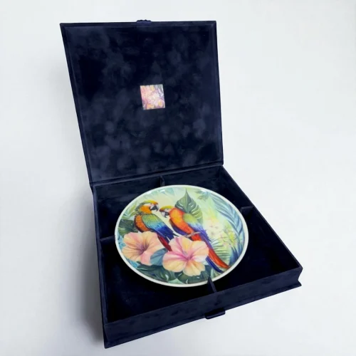 Šķīvis "Amazones papagaiļi'' 20,5 cm samta dāvanu kastē