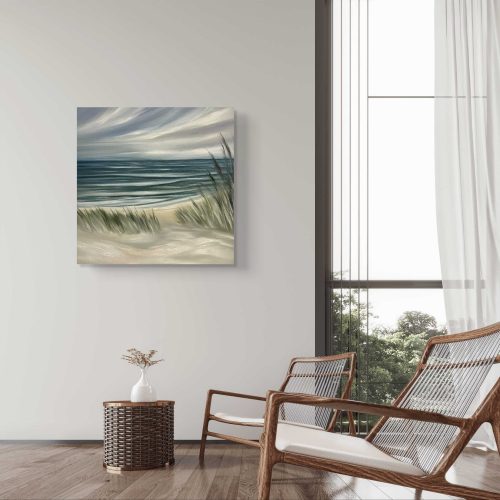 Eļļas glezna ar jūras ainavu un smilšu kāpām zilgani pelēkos toņos interjerā. Māksliniece Ilze Elizabete Romančenko, Elis.Artworks.