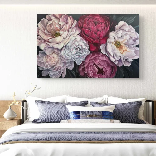 Liela izmēra ziedu eļļas glezna guļamistabas interjerā. Gleznas izmērs 100x160 cm. Māksliniece Ilze Elizabete Romančenko, Elis.Artworks.