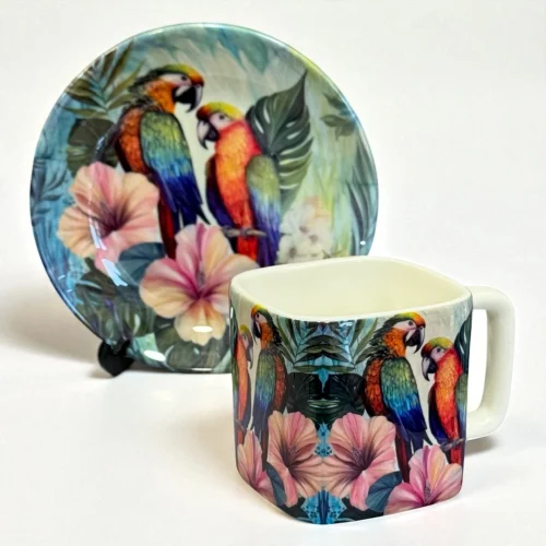 Komplekts “Amazones papagaiļi” – keramikas krūze un apakštasīte 300ml, 15cm Elis.Artworks glezna ar papagaiļiem un ziediem